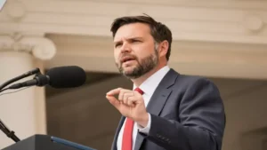 نائب ترامب يرد ضاحكًا على شائعات الطلاق ويؤكد: زوجتي نسيت الخاتم بعد الاستحمام فقط